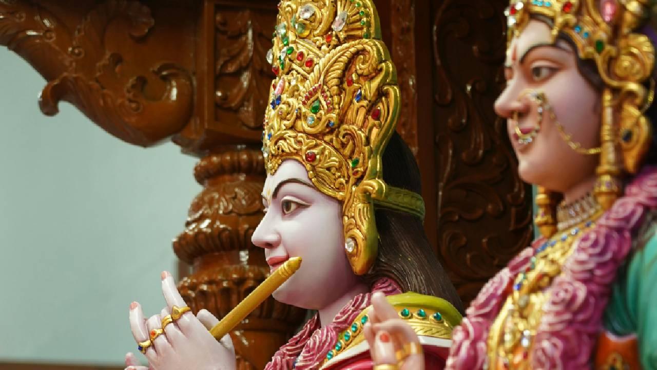 Banke Bihari Temple, Vrindavan
Perhaps one of the most popular temples in Vrindavan, Banke Bihari Mandir is known for its unique darshan style where curtains open and close repeatedly, offering brief glimpses of the idol. It is believed that Krishna’s gaze is so powerful, it must be received gradually